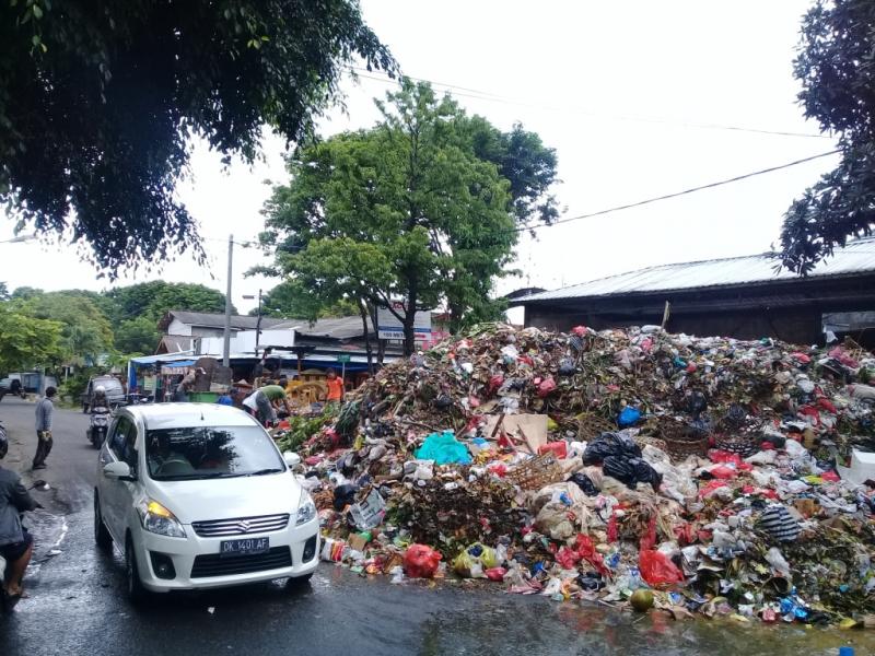 TPS Overload, Sampah Meluber Hingga Badan Jalan | Bali Tribune